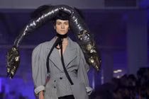 Ngán ngẩm với những phụ kiện kỳ quặc trên sàn diễn thời trang