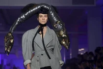 Ngán ngẩm với những phụ kiện kỳ quặc trên sàn diễn thời trang