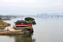 Khám phá ngôi chùa nổi giữa sông cực hút khách ở Trung Quốc