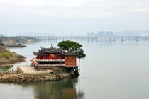 Khám phá ngôi chùa nổi giữa sông cực hút khách ở Trung Quốc