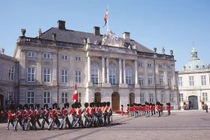 Các cung điện hoàng gia là nơi ở của Vua, Nữ hoàng đương nhiệm