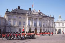 Các cung điện hoàng gia là nơi ở của Vua, Nữ hoàng đương nhiệm