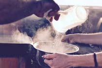 Tạt nước sôi vào chỗ hiểm của chồng đang ngủ vì lý do sốc