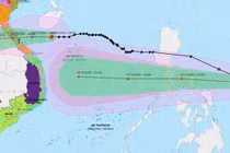 Bão số 8 áp sát đất liền Hà Tĩnh - Quảng Trị