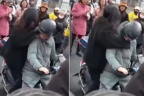 Sốc: Không được mua cho điện thoại, nữ sinh đánh mẹ giữa đường