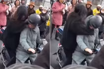 Sốc: Không được mua cho điện thoại, nữ sinh đánh mẹ giữa đường