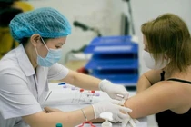 Nữ bệnh nhân khỏi COVID-19 người Mỹ bay ra Hà Nội hiến huyết tương 