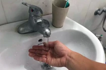 Nước chung cư Hà Nội bốc mùi lạ: Dư lượng clo nguy hiểm sức khoẻ thế nào?