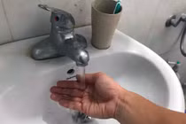 Nước chung cư Hà Nội bốc mùi lạ: Dư lượng clo nguy hiểm sức khoẻ thế nào?