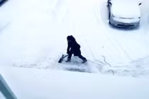 Đăng ảnh vợ dọn tuyết, chính trị gia Canada bị chỉ trích thậm tệ