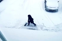 Đăng ảnh vợ dọn tuyết, chính trị gia Canada bị chỉ trích thậm tệ