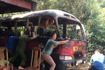 Chủ nhà cúng rằm tháng 7 khiến xe khách cháy rụi