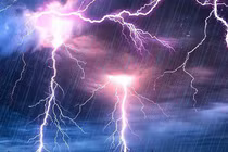 Bị sét đánh tóe lửa, nhân viên bảo vệ thoát chết thần kỳ