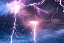 Bị sét đánh tóe lửa, nhân viên bảo vệ thoát chết thần kỳ