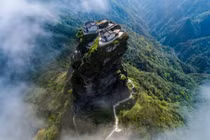 Lạ lùng những ngôi đền nằm chênh vênh trên đỉnh núi