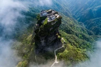 Lạ lùng những ngôi đền nằm chênh vênh trên đỉnh núi