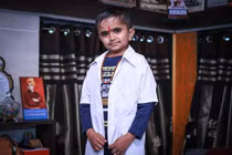 Gặp gỡ chàng bác sĩ lùn nhất thế giới, cao chưa đầy 1m