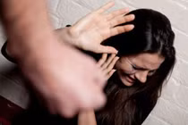 “Quý ông” Quảng Bình bạo hành vợ 11 năm: Sao cô vợ không “đánh trả”?