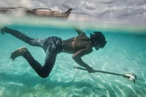 Hãi hùng tục chọc thủng màng nhĩ để lặn giỏi của tộc “người cá”