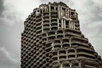 Ám ảnh trong tòa tháp “ma” 49 tầng nổi tiếng ở Thái Lan