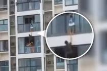 Nghẹt thở giải cứu cậu bé mắc kẹt ở ban công tầng 14