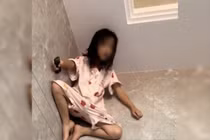 Kỳ lạ cô bé “Người Nhện” ngồi trên trần nhà xem tivi