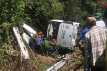 Xe du lịch lao vực: Bộ Y tế điều tổ cấp cứu đặc biệt vào Quảng Bình