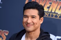 Bí kíp giúp nam MC Miss Universe 2020 sở hữu cơ bụng 6 múi