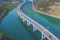 Ngắm con đường cao tốc giữa sông ấn tượng của Trung Quốc