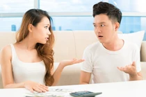 Vợ về ngoại, tôi mang đồ ra phơi thì sụp đổ khi thấy tờ giấy nhàu nhĩ