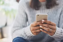 Xem trộm điện thoại của bạn trai, cô gái bị phạt 5 triệu