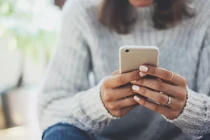 Xem trộm điện thoại của bạn trai, cô gái bị phạt 5 triệu