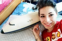 Chia tay bạn trai, người phụ nữ “phải lòng” chiếc máy bay đồ chơi