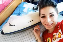 Chia tay bạn trai, người phụ nữ “phải lòng” chiếc máy bay đồ chơi