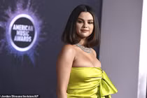 “Nóng mắt” những trang phục o ép vòng 1 quá đà của Selena Gomez