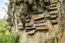 Bí ẩn tập tục treo quan tài trên vách núi thẳng đứng