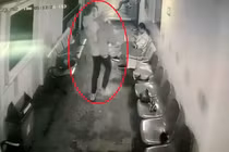 Đang trên phà, chồng bỗng bế thốc vợ ném xuống biển