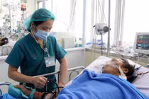 Sức khỏe người đàn ông mang rắn hổ mang chúa tới bệnh viện cấp cứu 