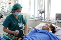 Sức khỏe người đàn ông mang rắn hổ mang chúa tới bệnh viện cấp cứu 