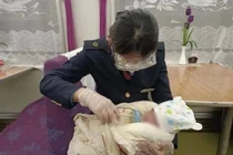 Giải cứu bé trai sơ sinh bị bà ngoại và bác ruột đem bán