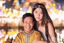 Bán cả công ty “ăn nên làm ra” để đưa cha nuôi đi du lịch