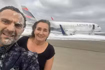 Cặp đôi chụp ảnh tự sướng khi thoát chết khỏi tai nạn máy bay