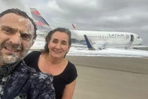 Cặp đôi chụp ảnh tự sướng khi thoát chết khỏi tai nạn máy bay