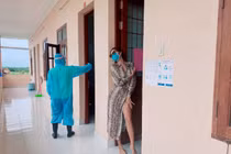 Siêu mẫu Minh Tú mặc đẹp tạo dáng trong khu cách ly