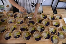 Ấm lòng những đồ ăn, thức uống được gửi tặng tri ân các y bác sĩ điều trị COVID-19