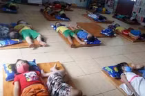 Trẻ mầm non đeo khẩu trang khi ngủ, bác sĩ cảnh báo nguy cơ ngạt thở