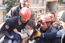 Kỳ diệu bé trai được cứu sống sau 82 giờ kẹt dưới đống đổ nát