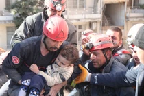 Kỳ diệu bé trai được cứu sống sau 82 giờ kẹt dưới đống đổ nát