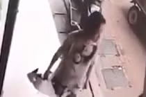 Giao hàng muộn 5 phút, shipper bị khách hàng đánh tới nhập viện