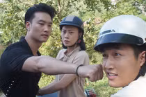 Phương Oanh “Quỳnh búp bê” bị chê “hôn cứng đơ” khi làm cô giáo